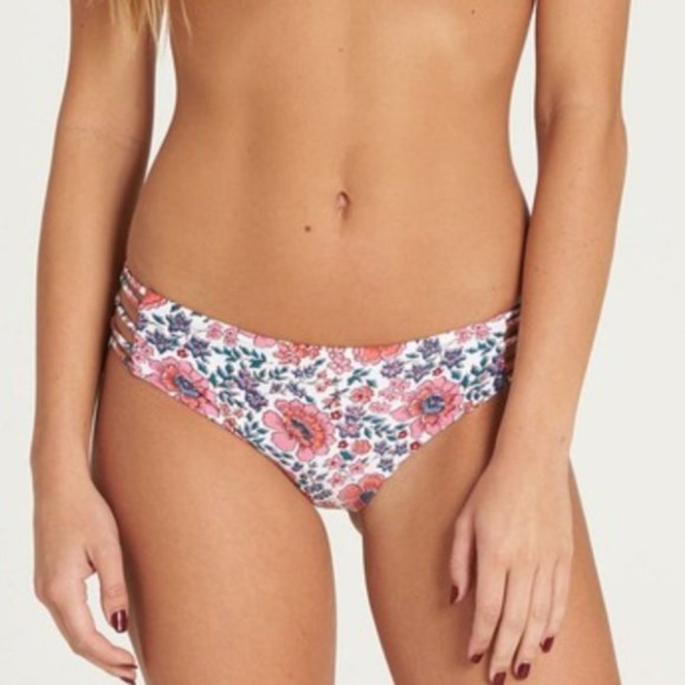 🌸NWT BB Vaga Floral Hawaii Bikini Bottom🌸